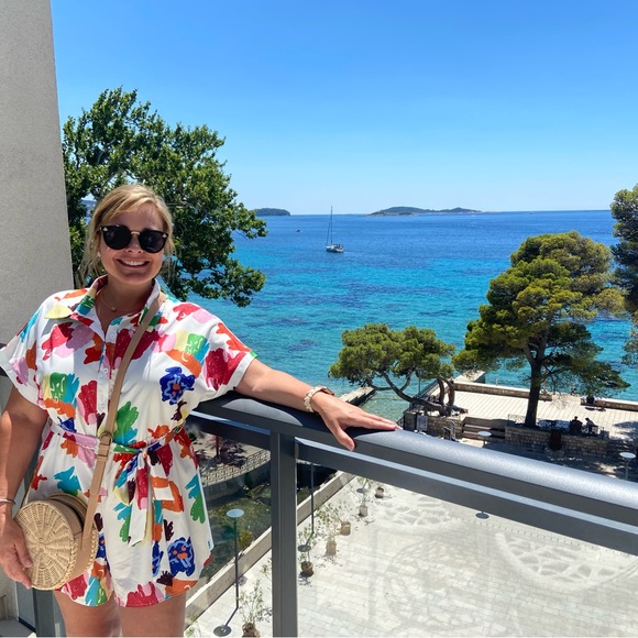 Hey Poshers!! - Picture 5 of 8